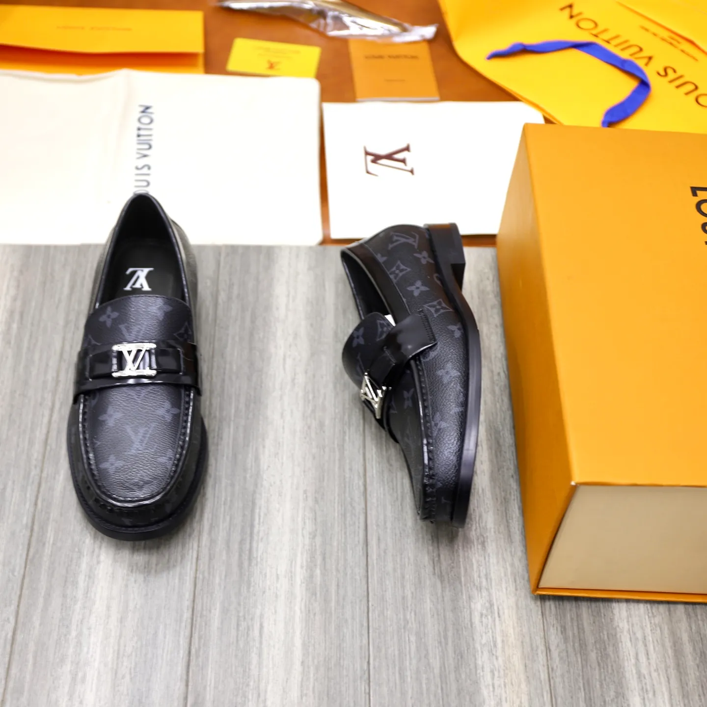 Men's shoes 💰: 💰900LV Louis Vuitton slip-on loafers, top quality products produced in Dongguan, ready for sale! This LV Glove loafer is made of selected soft cowhide, with a slightly wrinkled leather surface and a very high-end texture. Each pair is unique. The leather surface is light and soft, with a fine texture and good luster. It is a classic loafer style, with exquisite handmade mark stitching on the toe, and a square toe configuration to highlight the classic style. The horizontal band has hot-printed LV three-dimensional letters, semi-solid handcrafts and a genuine leather outsole, and a rubber patch on the heel to create wear-resistant performance and comfort. One of the must-have loafers for men! Comes with full original packaging! Code number: 38-39-40-41-42-43-44 (38, 45, 46 customized) standard leather shoe code